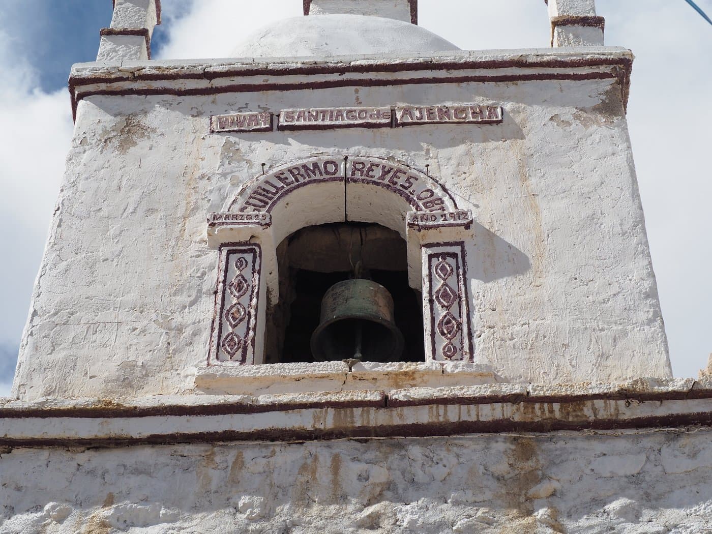 Campanario de la iglesia de Agencha con la inscripción de Guillermo Reyes, 1912