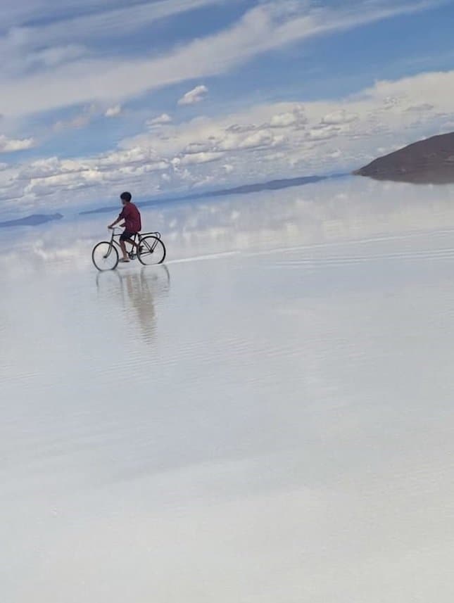 Cruzando el infinito blanco en bicicleta